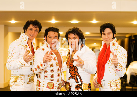 Un quatuor d'usurpateurs Elvis Presley prenant part à un concours Elvis tenu à Blackpool Banque D'Images