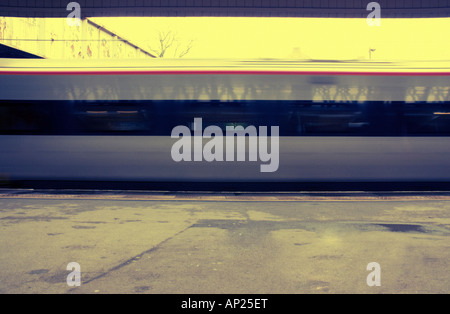 Le train traverse une gare Banque D'Images