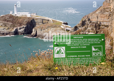 BMC et RSPB Accord volontaire Avis aux grimpeurs pour les oiseaux nichant sur les falaises de la mer phare de South Stack sur la côte d'Anglesey Banque D'Images