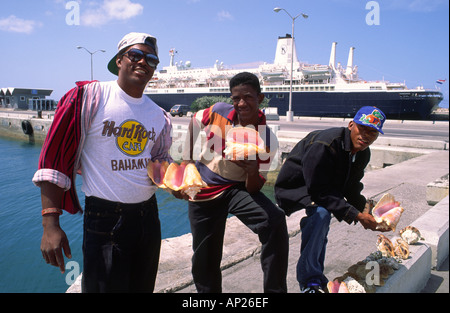 Bahamas. Les sections locales vendre conque de souvenirs. Prince George Dock, Nassau, New Providence Island, dans les Bahamas. Cruise ship port Banque D'Images
