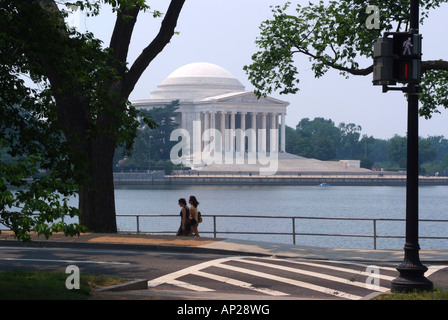 Le Thomas Jefferson Memorial encadrée par des branches d'arbre de cerise et Tidal Basin Washington DC United States America USA Banque D'Images