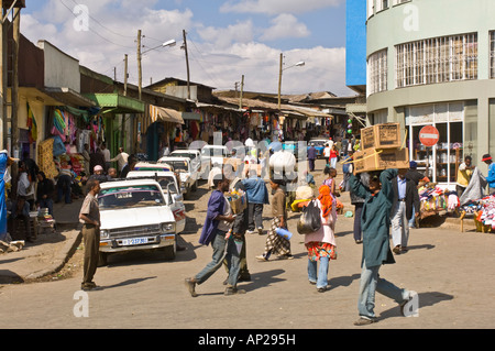 Une scène de rue typique du mercato (marché) à Addis-Abeba. Banque D'Images