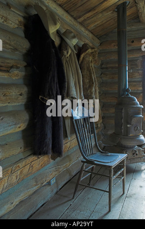 Manteaux et chapeaux accroché à l'intérieur d'un chalet restauré dans l'ouest sauvage ville de Cody Wyoming USA Banque D'Images