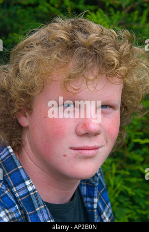 Portrait d'un adolescent australien d'âge secondaire regardant la caméra Banque D'Images