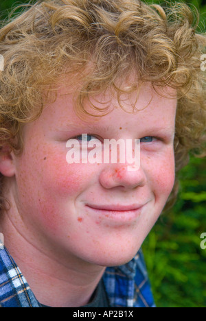 Portrait d'un adolescent australien d'âge secondaire regardant la caméra Banque D'Images