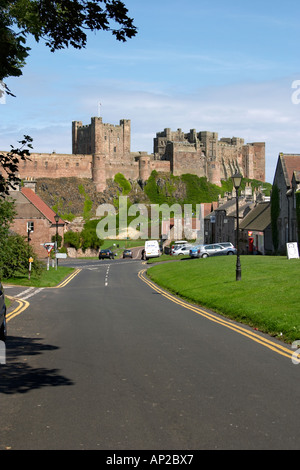 Route menant au château de Bamburgh Northumberland England UK vers destination touristique Banque D'Images