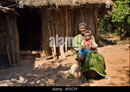 Une femme et son bébé pose devant l'appareil photo dans leur maison près de l'Ura Kidane Mihret - monastère. Banque D'Images