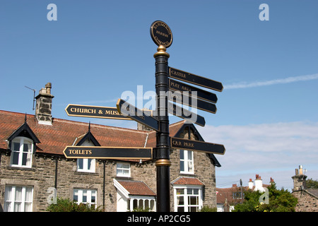 Inscrivez-touristiques dans Northumberland Royaume-uni Bamburgh montrant la direction de lieux d'intérêt Banque D'Images