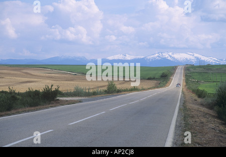 Route entre Turégano et Segovia, avec la Sierra de Guadarrama en arrière-plan, de Castille-león, Espagne Banque D'Images