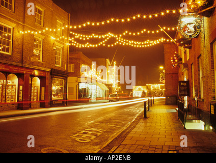 Southwold High Street à Noël avec les lumières du Suffolk, UK Banque D'Images