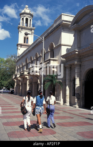 Trois jeunes femmes marchant le long de la Calle El Conde, la principale passerelle piétonne dans le vieux Santo Domingo, République Dominicaine Banque D'Images