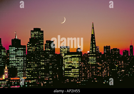 Elk208-1552 San Francisco, CA, ville au coucher du soleil avec la nouvelle lune à partir de l'île au trésor Banque D'Images