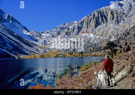 Randonneur et chien à condamner Lake dans les Sierras en automne Banque D'Images