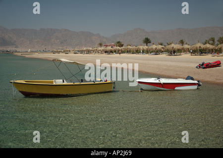 Trois petits bateaux à moteur utilisé pour les activités sportives de l'eau mouillée au Coral Beach Resort Hilton Nuweiba en Egypte Banque D'Images