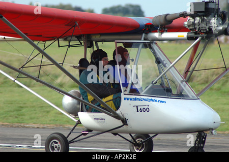 Un avion ultra léger à voilure fixe se prépare à décoller d'un petit aérodrome dans le Lincolnshire UK Banque D'Images