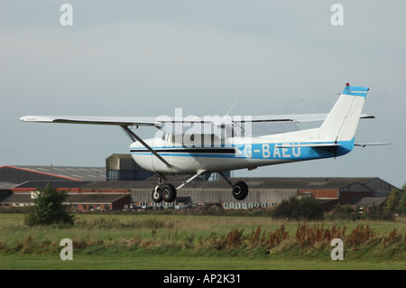 Un petit avion léger Cessna arrive pour l'atterrissage à l'Aérodrome de Sandoft dans le Lincolnshire UK Banque D'Images