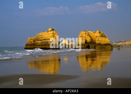 Des pierres à Praia da Rocha Algarve Portugal Europe Banque D'Images