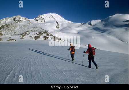 Deux mountaineerers sur leur chemin vers le glacier Hintereisferner sous Weisskugel, gamme de Oetztal, Tyrol, Autriche Banque D'Images