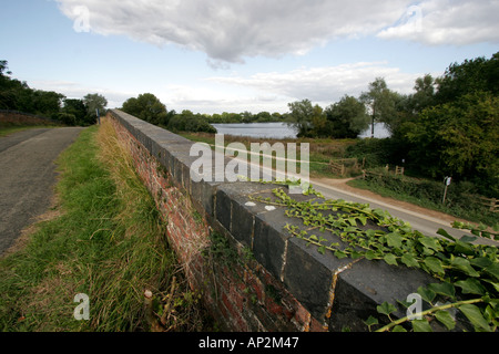 Ancien viaduc ferroviaire sur l'épine Road près de Ashton Keynes South Cerney et une structure classée Grade II Banque D'Images