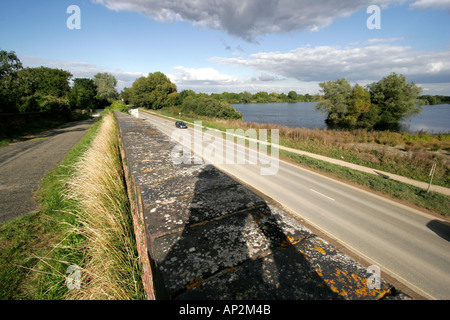 Ancien viaduc ferroviaire sur l'épine Road près de Ashton Keynes South Cerney et une structure classée Grade II Banque D'Images