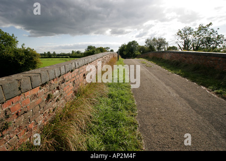 Ancien viaduc ferroviaire sur l'épine Road près de Ashton Keynes South Cerney et une structure classée Grade II Banque D'Images