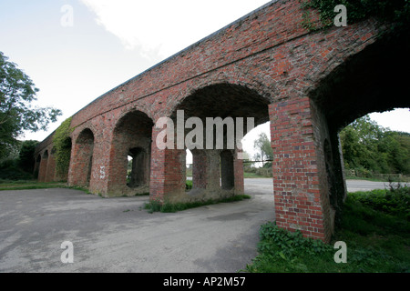 Ancien viaduc ferroviaire sur l'épine Road près de Ashton Keynes South Cerney et une structure classée Grade II Banque D'Images