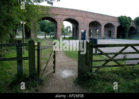 Ancien viaduc ferroviaire sur l'épine Road près de Ashton Keynes South Cerney et une structure classée Grade II Banque D'Images