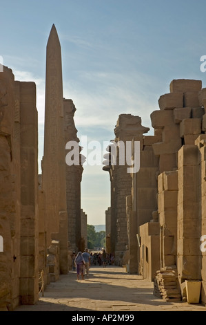 D'énormes colonnes et oblelisk, salle hypostyle, complexe du temple de Karnak, Louxor, Egypte, Moyen-Orient. DSC 4424 Banque D'Images