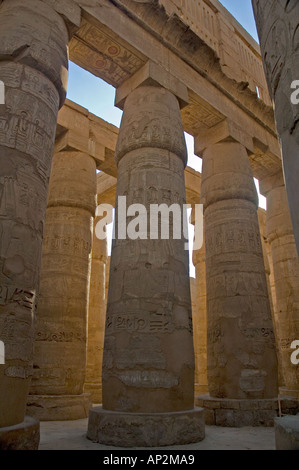 D'énormes colonnes, salle hypostyle, complexe du temple de Karnak, Louxor, Egypte, Moyen-Orient. DSC 4430 Banque D'Images