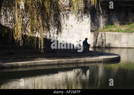 Un homme est la pêche dans la rivière Ljubljanica, Ljubljana, Slovénie. Banque D'Images