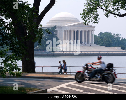 Un Motorbiker participant au défilé Rolling Thunder passe le Thomas Jefferson Memorial à Washington DC United States America Banque D'Images