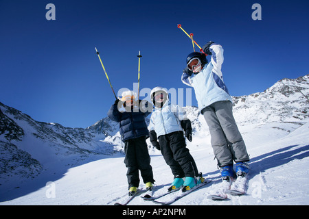 Trois enfants sur une piste de ski, Station Supérieure Lazaun Schnalstal, Tyrol du Sud, Italie, Banque D'Images