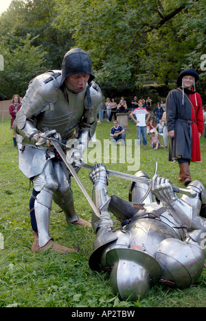 La lutte contre les chevaliers lors d'une fête médiévale, Luther juste, Eisenach, en Thuringe, Allemagne Banque D'Images