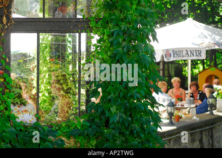 Voir dans un jardin de bière, Henneberger Haus, à Meiningen, Thuringe, Allemagne Banque D'Images