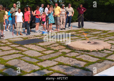 Les gens se rassemblent à la tombe du Président John F Kennedy et Kenneddy Jaqueline au cimetière d'Arlington Virginia USA Banque D'Images