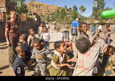 Les enfants jouer "attraper le ballon' avec deux touristes à visiter sur Lalibela en Ethiopie. Banque D'Images