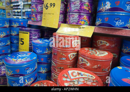 Boîtes de chocolats assortis en vente dans un supermarché Banque D'Images