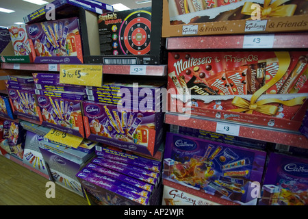 Les boîtes de sélection de chocolat de Noël pour la vente sur étagère de supermarché Banque D'Images