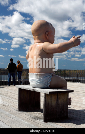 Une sculpture géante d'un bébé à DeCordova Sculpture Park, Lincoln, Massachusetts, USA Banque D'Images
