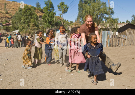 Les enfants jouent avec un touriste en visite en Ethiopie Lalibela. Banque D'Images