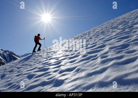 La skieuse de l'arrière-pays Leutkircher ascendant Huette, gamme de Lechtal, Vorarlberg, Autriche Banque D'Images