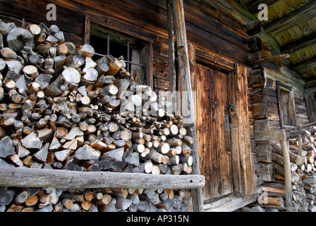 Chalet de montagne de Kaiser Hochalm avec bois, Wilder Kaiser, Kaiser, Tyrol, Autriche Banque D'Images