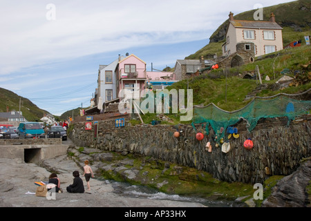 Front de maisons et commerces de Trebarwith Strand Cornouailles du nord Banque D'Images