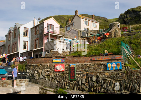 Front de maisons et commerces de Trebarwith Strand Cornouailles du nord Banque D'Images