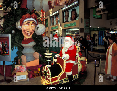 Le Père Noël indien sur le train de jouets dans le centre commercial à Noël, Mumbai, Inde du Sud Banque D'Images