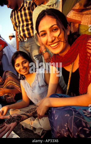 Des filles indiennes occidentalisées ont fait peindre Mehndi henné sur leurs bras en dehors de Haji Ali Bukhari, Wurli, Mumbai, Inde du Sud Banque D'Images