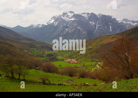 Paysage de montagnes Picos de Europa, avec Santa Marina de Valdéon et Puerto de Pandetrave, Valdéon, Castilla León, Espagne Banque D'Images