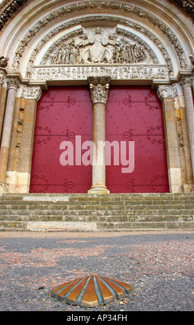 Grand carrefour de routes de pèlerinage, Camino de Santiago, une coquille Saint-Jacques marque l'étage principal extérieur, portail de l'ancien monast Banque D'Images