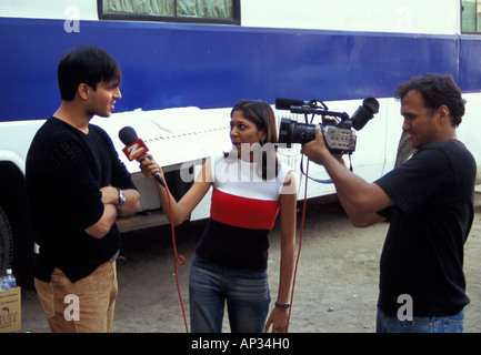 L'acteur indien Vivek Oberoi étant interviewé lors d'une pause dans le tournage du film de Bollywood 'mastit', Mumbai, Inde du Sud 2004 Banque D'Images