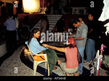 L'actrice indienne Lara Dutta est interviewée pendant une pause dans le tournage du film de Bollywood 'mastit', Mumbai, Inde du Sud Banque D'Images